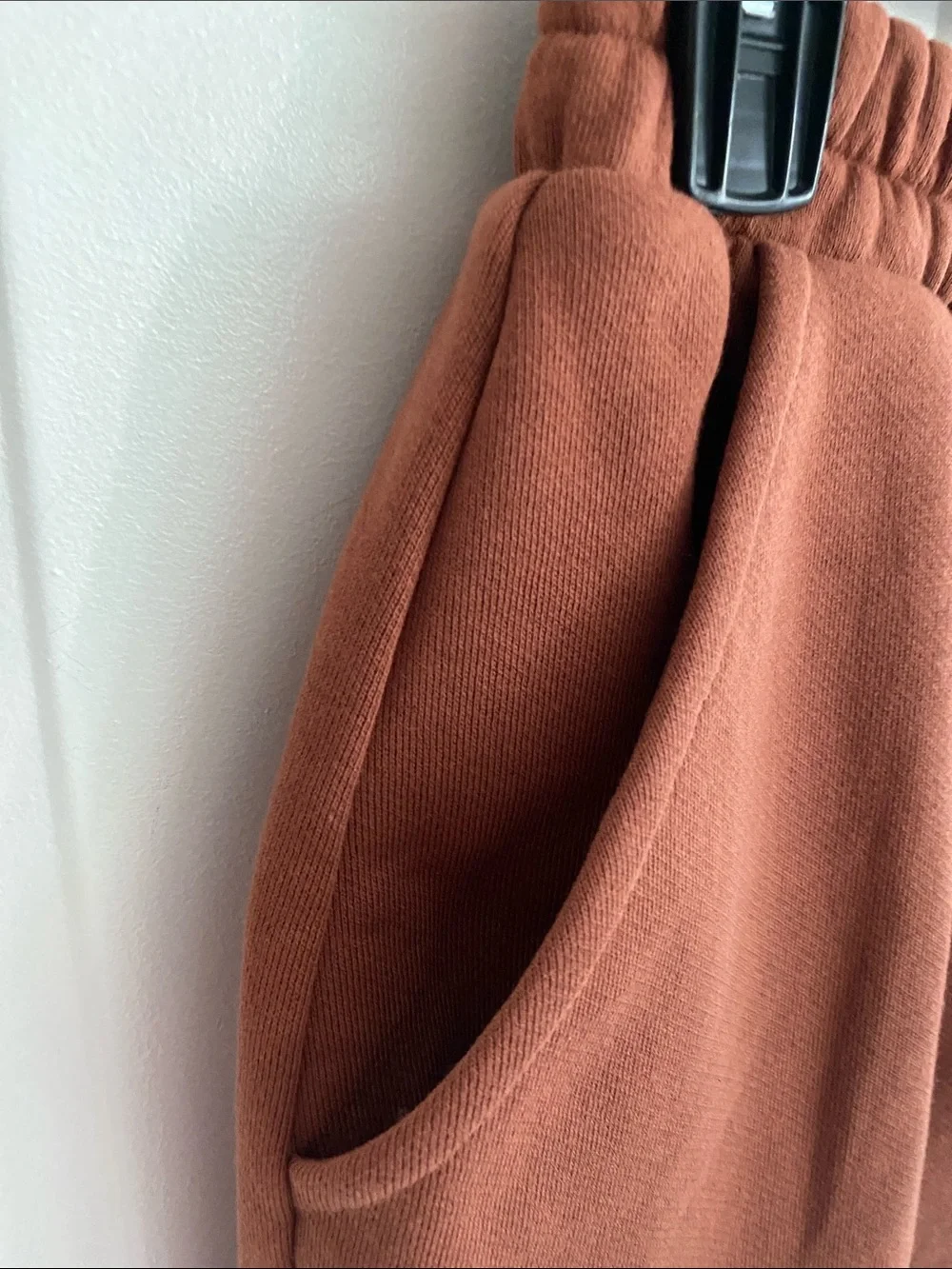 Alo Yoga High-Waist Accolade Sweatshirt Skirt in Rust